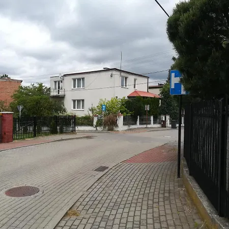 Basement Flat - Mieszkanie W Niskim Parterze