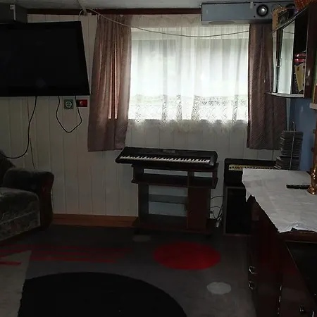 Basement Flat - Mieszkanie W Niskim Parterze